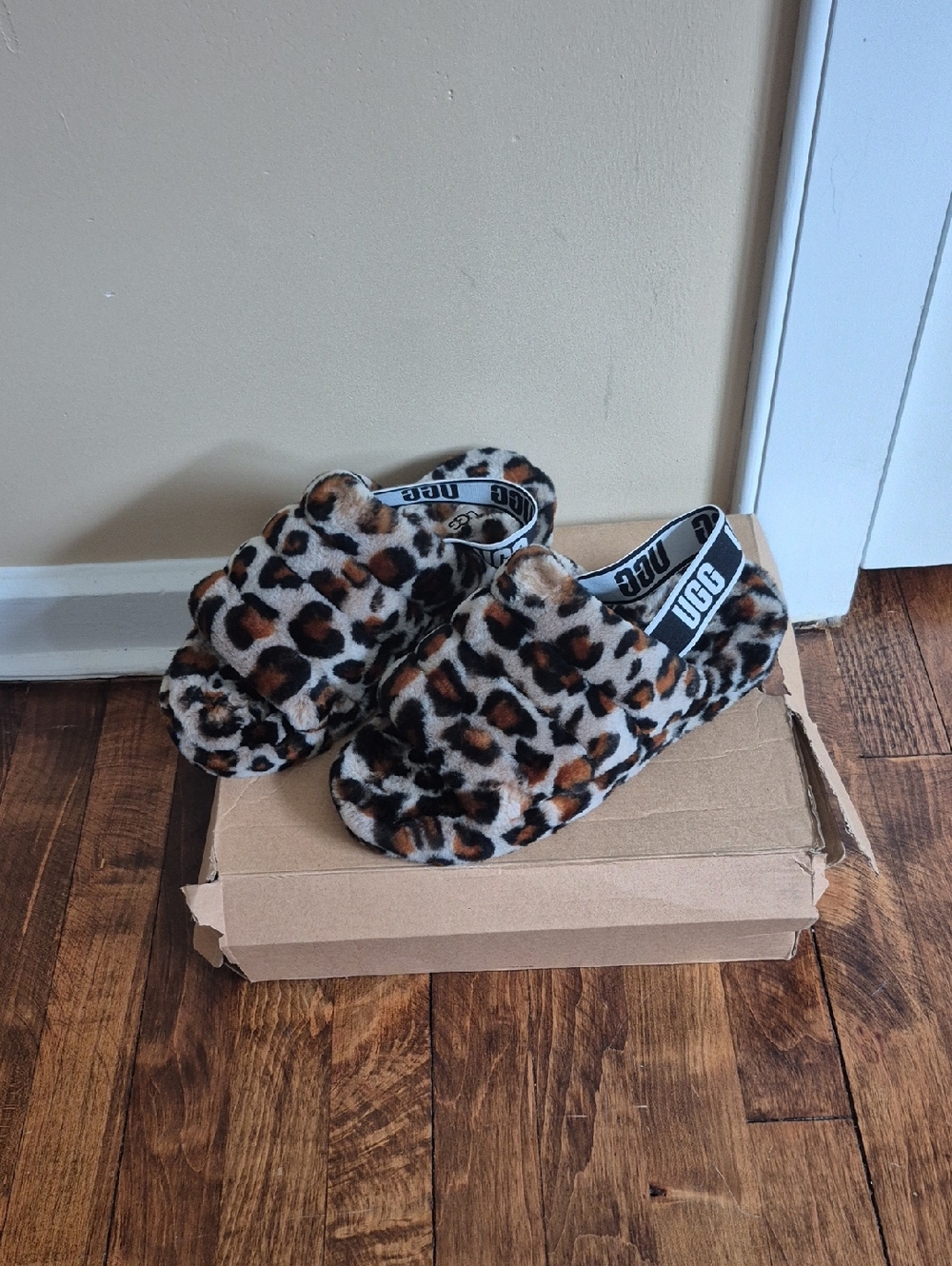 Womens UGG Fluff Slides Cheetah Print Size 9